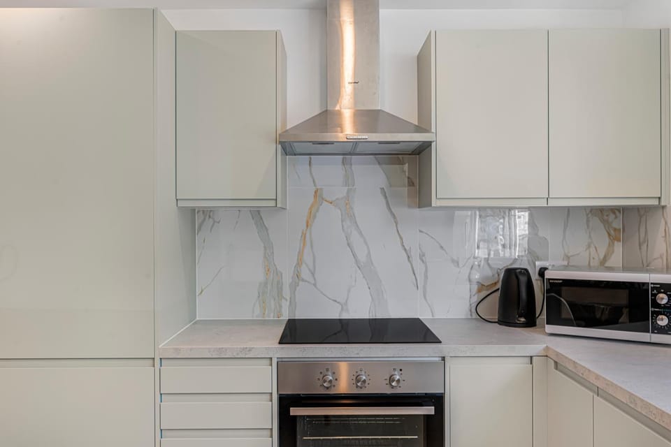 2 BR flat with parking by Eltham palace and 3 min walk to Mottingham station Apartment in London