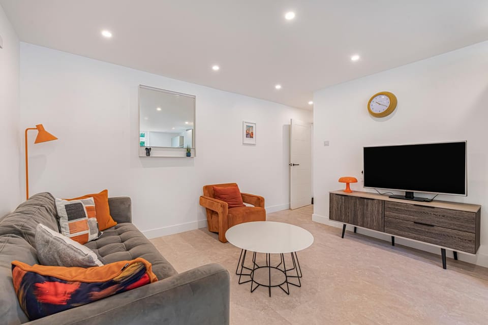 2 BR flat with parking by Eltham palace and 3 min walk to Mottingham station Apartment in London
