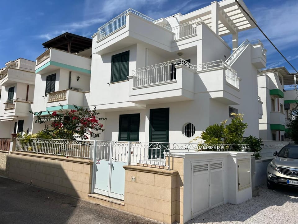 Property building, Balcony/Terrace, Parking