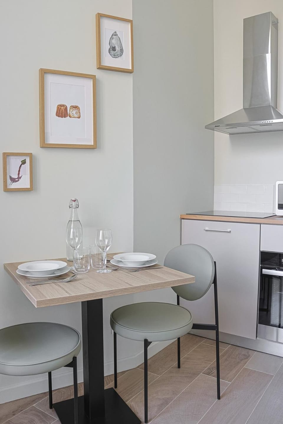 Kitchen or kitchenette, Dining area, microwave, oven, stove
