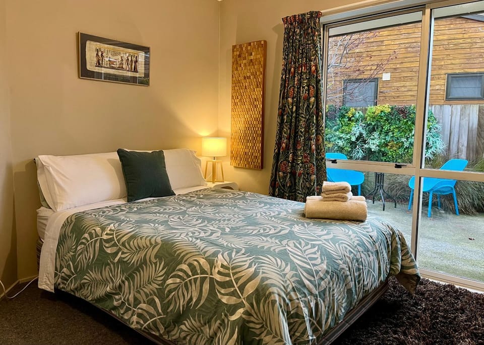 Bed, Photo of the whole room, Bedroom, Garden view, children, children, young children, young children, older children, older children, towels