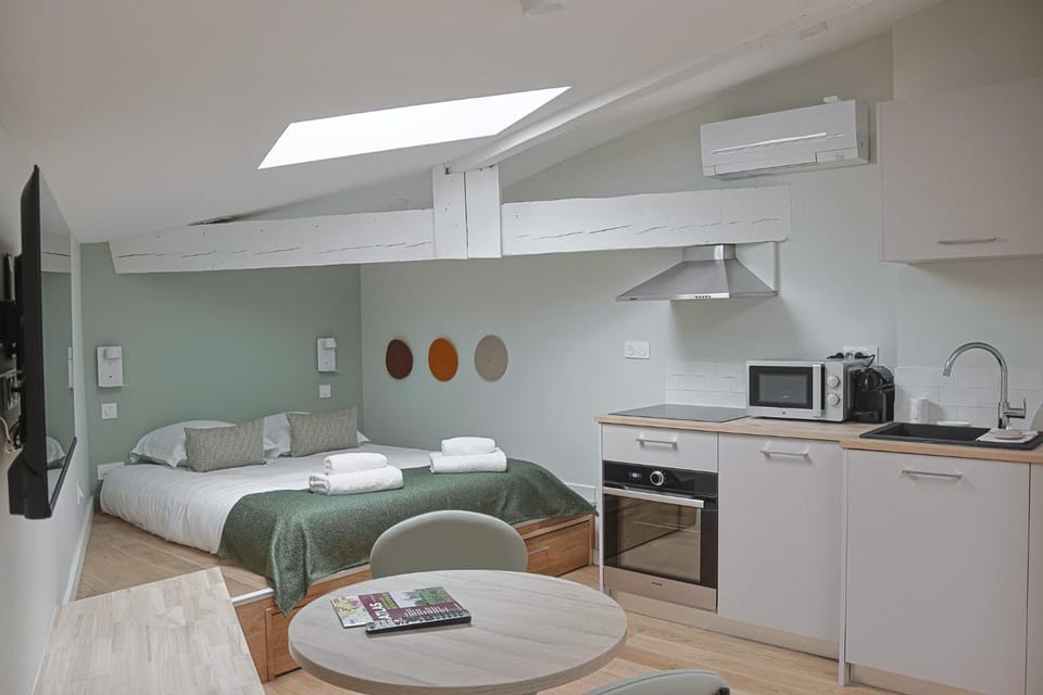 Bed, TV and multimedia, Dining area, microwave, oven