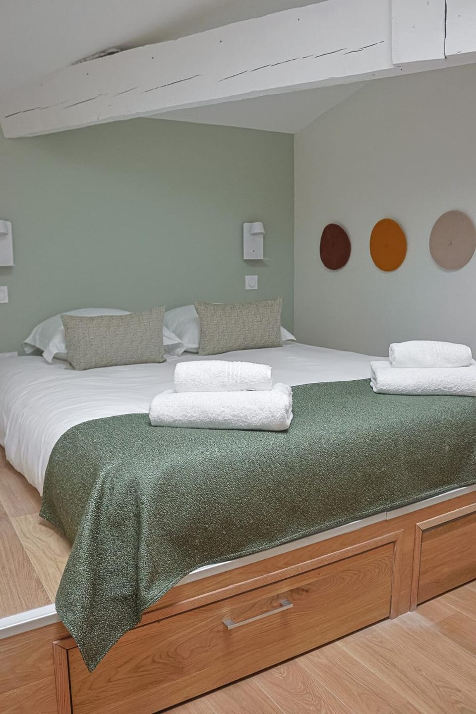 Bed, Photo of the whole room, towels