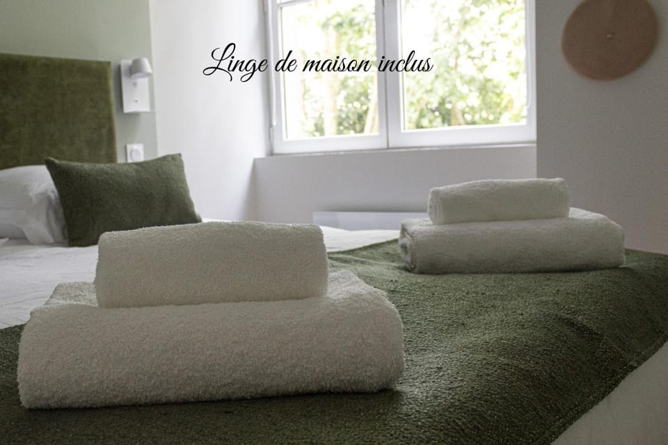 Bed, towels