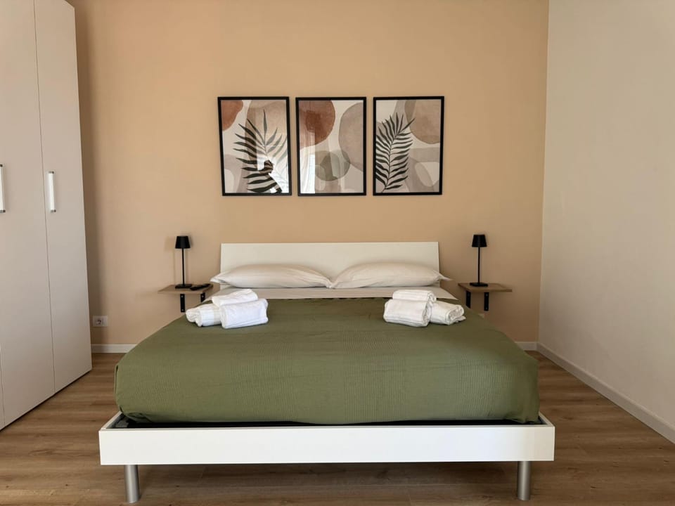 Bed, Photo of the whole room, Bedroom, towels