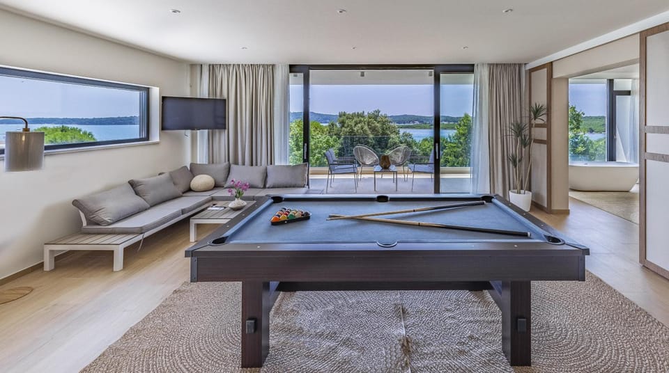Game Room, Sea view
