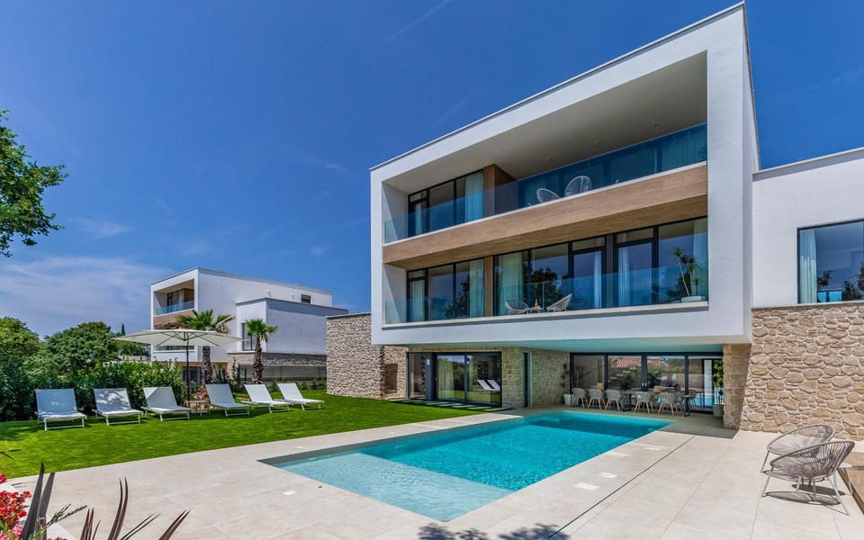 Property building, Garden, Swimming pool