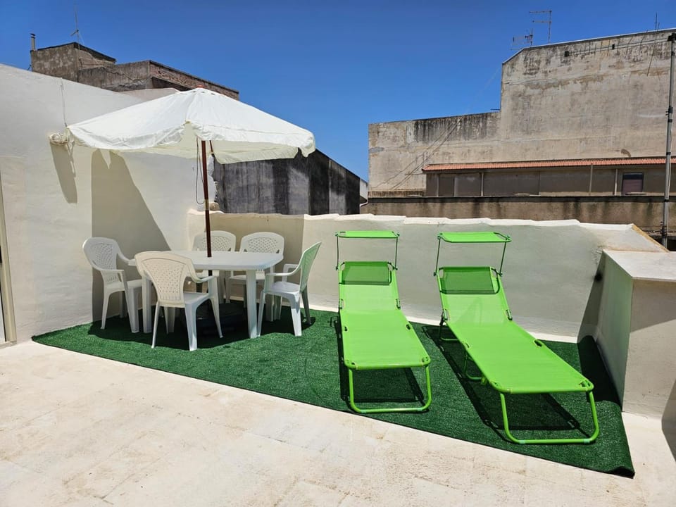 Balcony/Terrace, sunbed