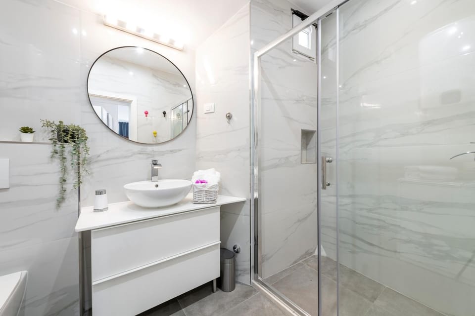 Bathroom, towels