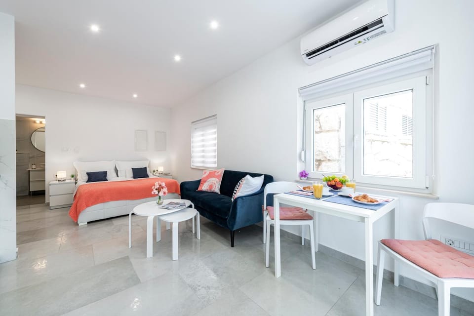 Bed, Living room, Seating area, Bedroom, air conditioner
