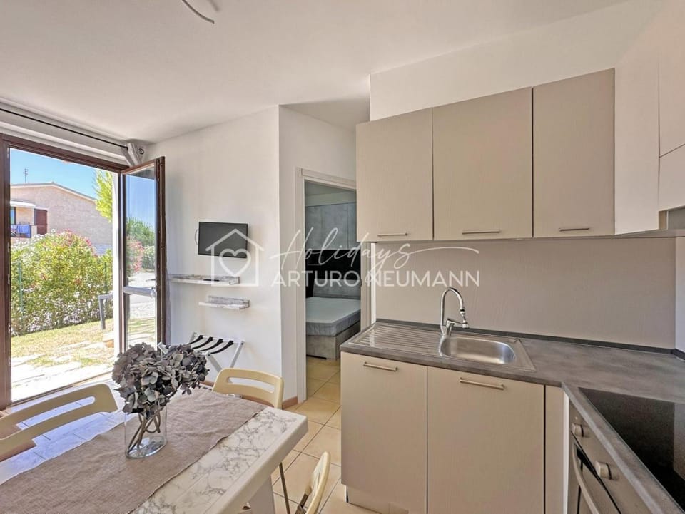 Kitchen or kitchenette, Dining area, oven, stove
