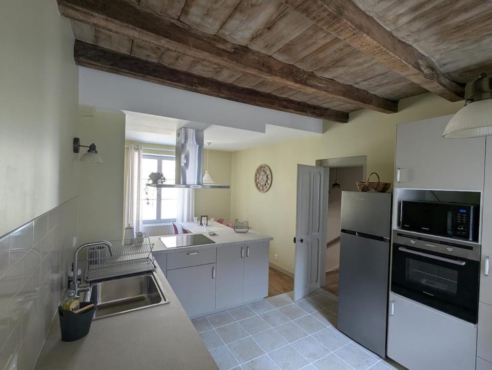 Kitchen or kitchenette, dishwasher, microwave, oven