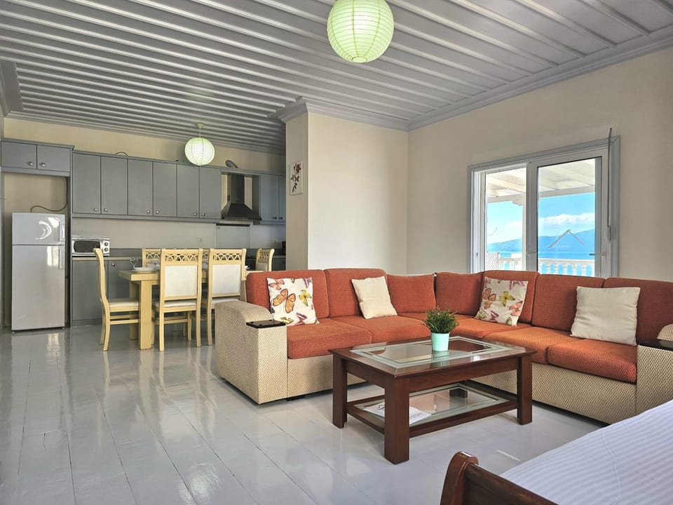 Kitchen or kitchenette, Living room, Seating area, Dining area, oven