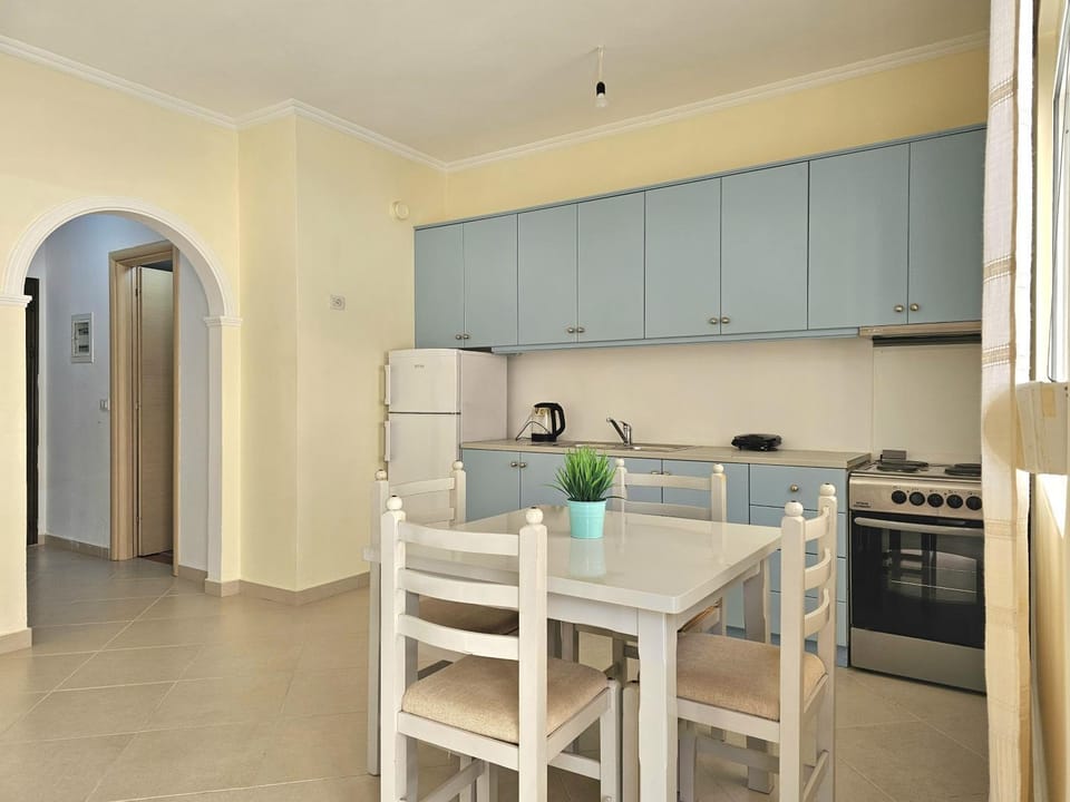 Kitchen or kitchenette, Dining area, oven, toaster