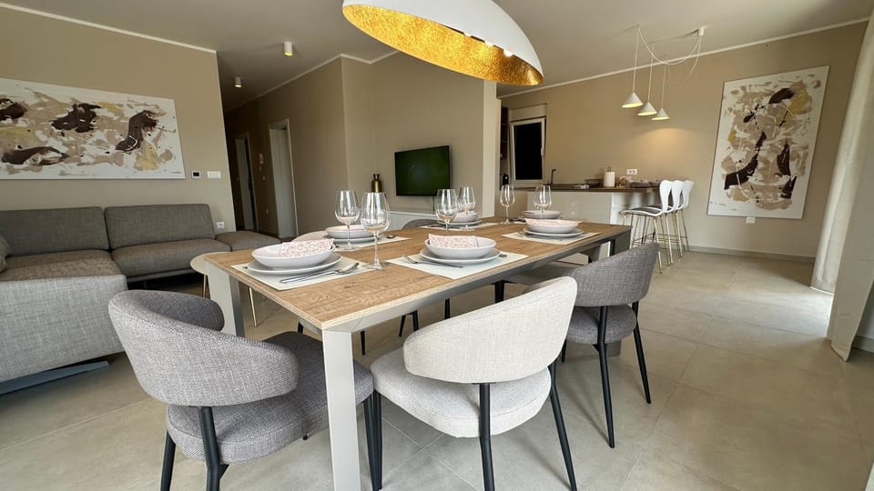 TV and multimedia, Living room, Seating area, Dining area