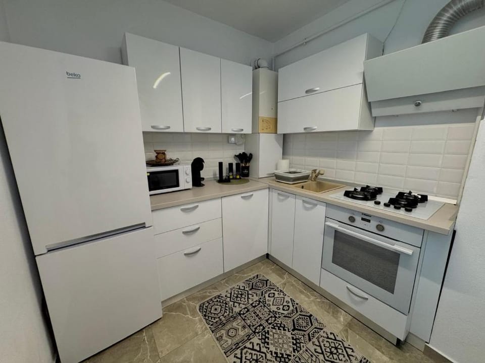 Coffee/tea facilities, Kitchen or kitchenette, oven, stove