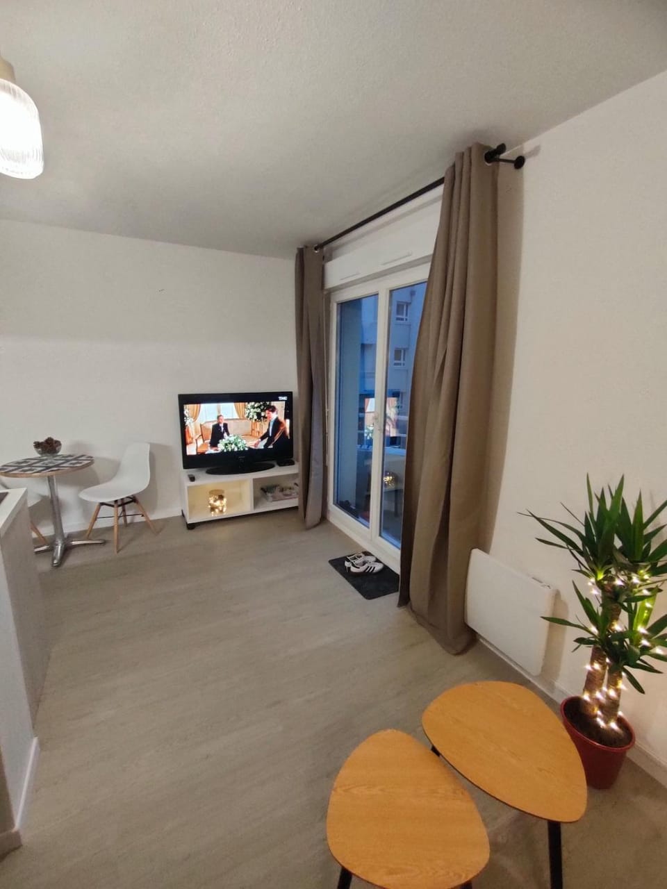 Communal lounge/ TV room, TV and multimedia, Living room, Seating area, Dining area