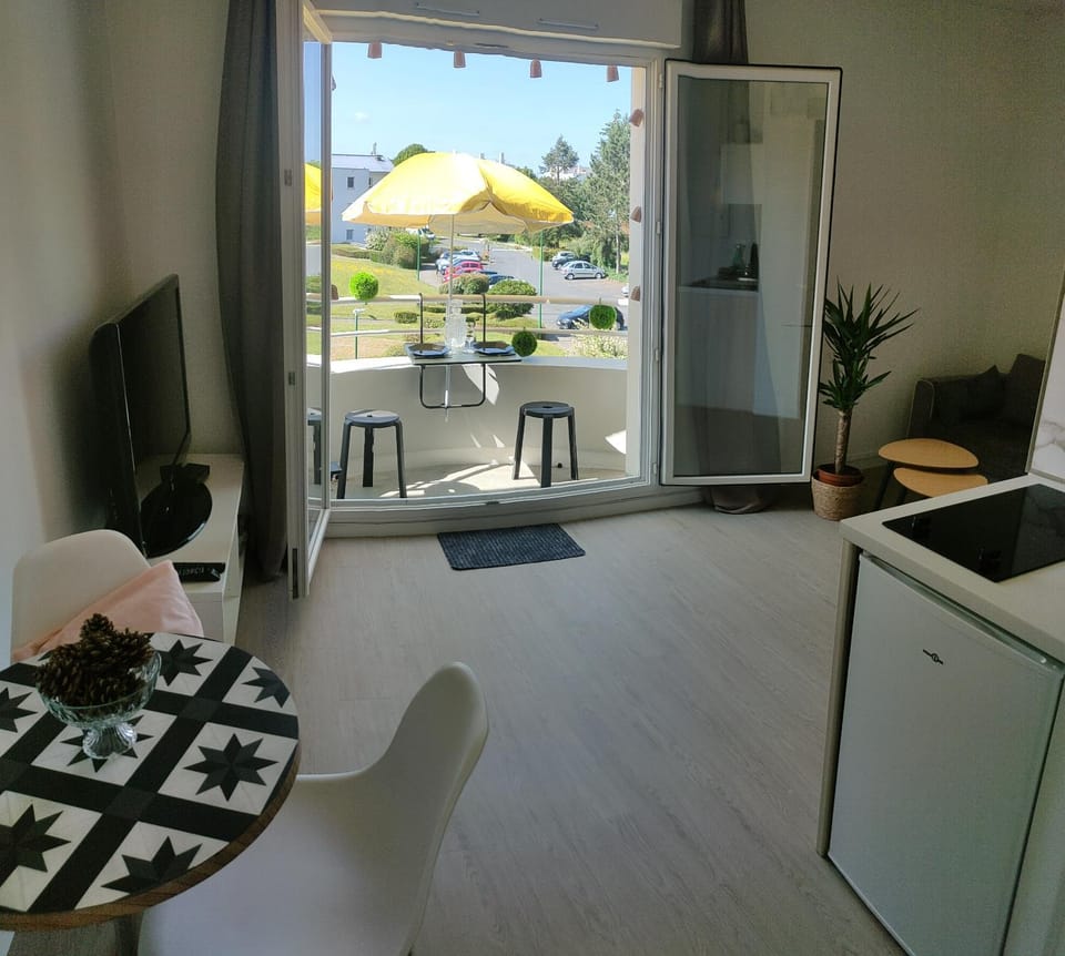 Communal lounge/ TV room, Balcony/Terrace, Lounge or bar, kitchen