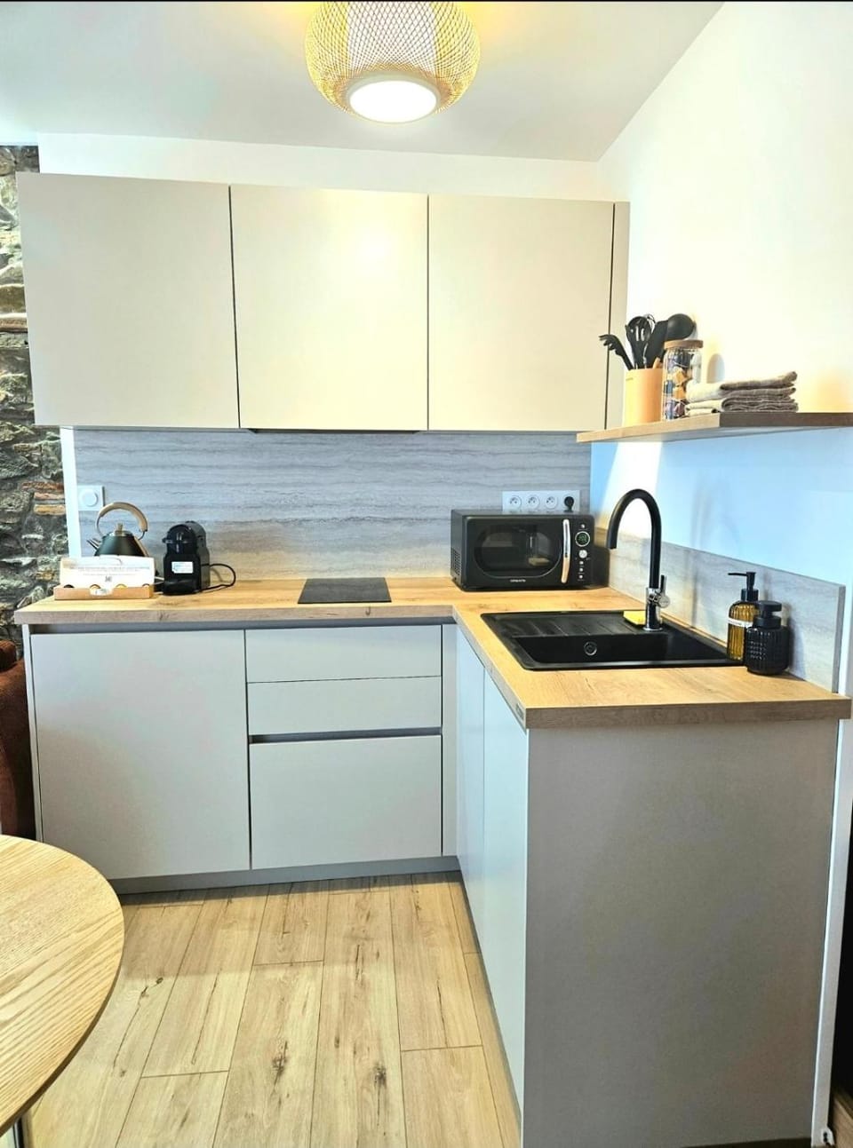 Coffee/tea facilities, Kitchen or kitchenette, stove