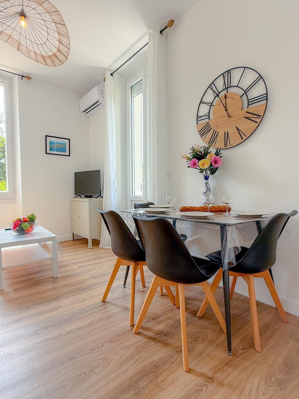 TV and multimedia, Living room, Seating area, Dining area