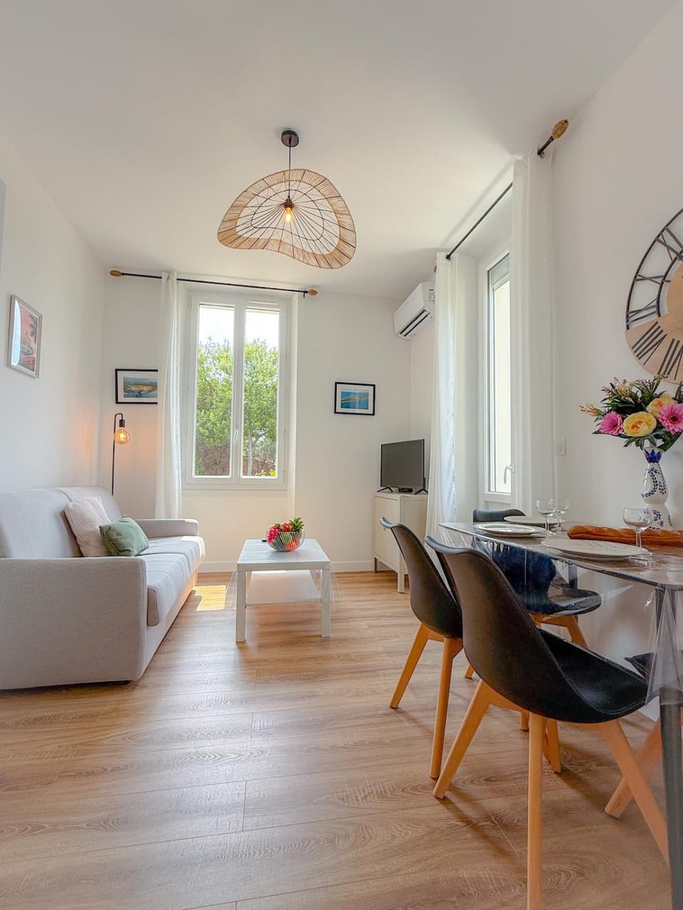 TV and multimedia, Living room, Seating area, Dining area, air conditioner