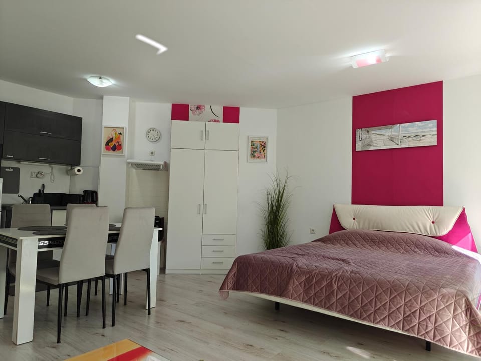 Bed, Kitchen or kitchenette, Photo of the whole room, Bedroom