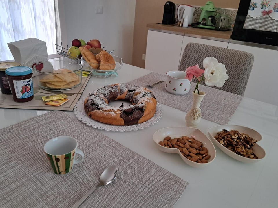 Food and drinks, Food, Breakfast, Continental breakfast