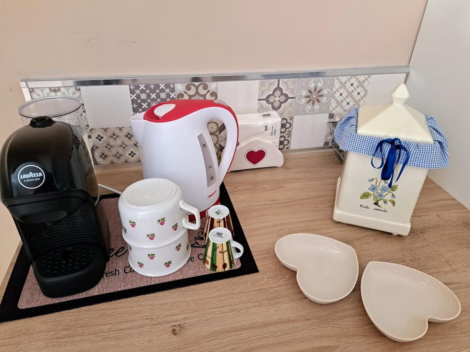 Coffee/tea facilities, Internal: Not applicable to any particular room