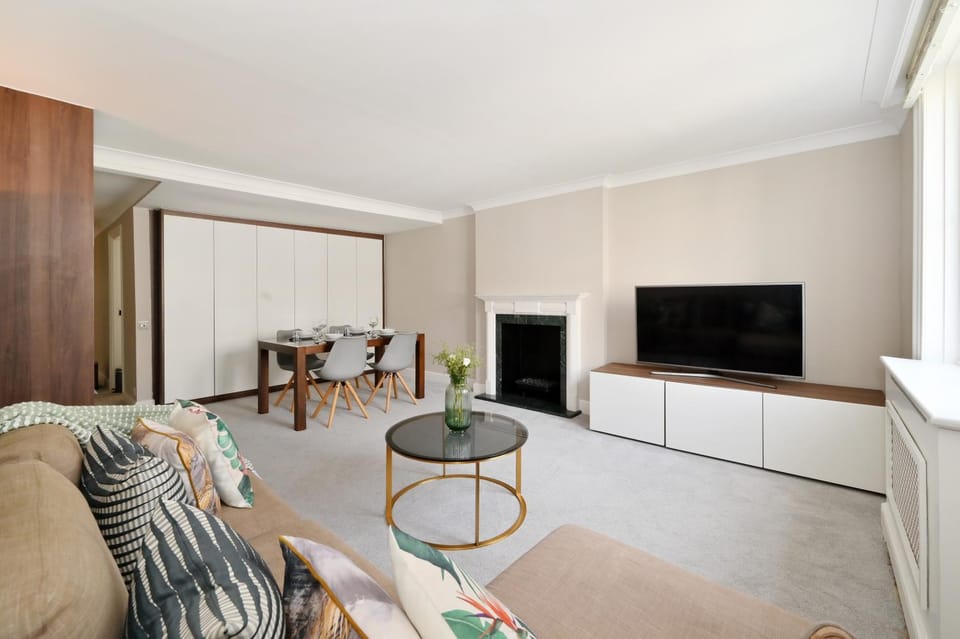 TV and multimedia, Living room, Seating area, Dining area