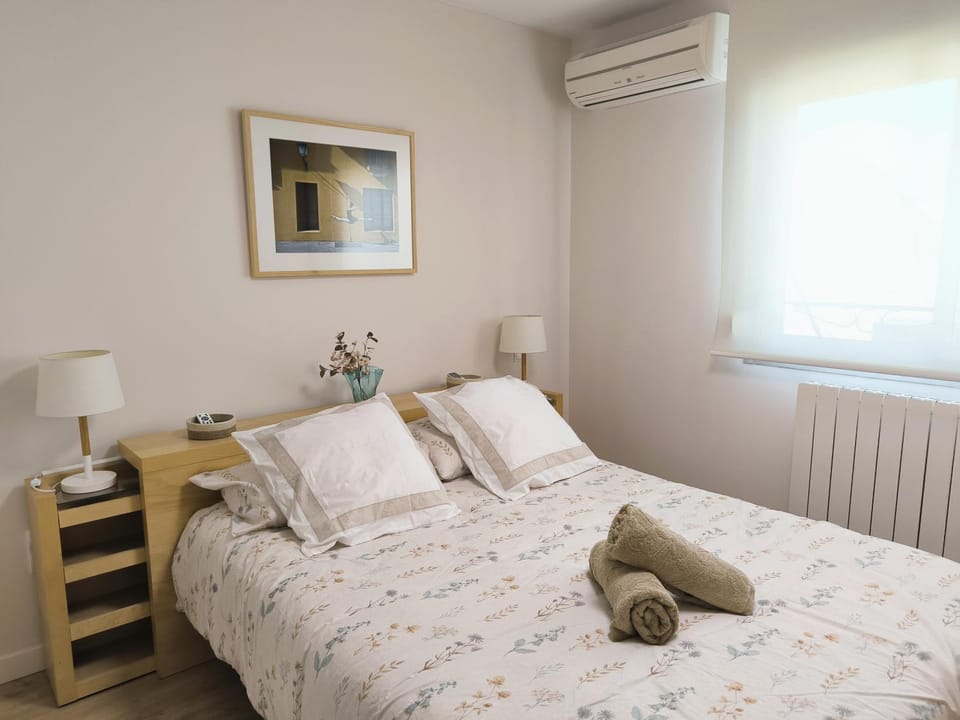 Bed, Photo of the whole room, Bedroom, towels, air conditioner