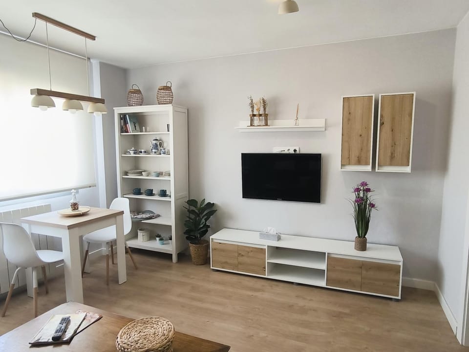 TV and multimedia, Living room, Seating area, Dining area