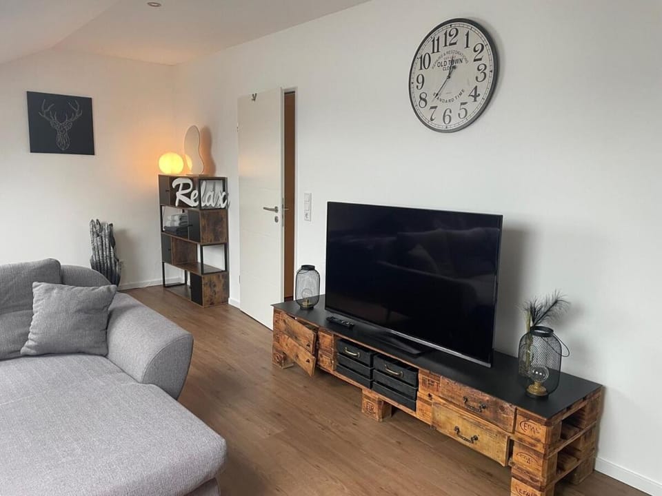 TV and multimedia, Living room, Evening entertainment