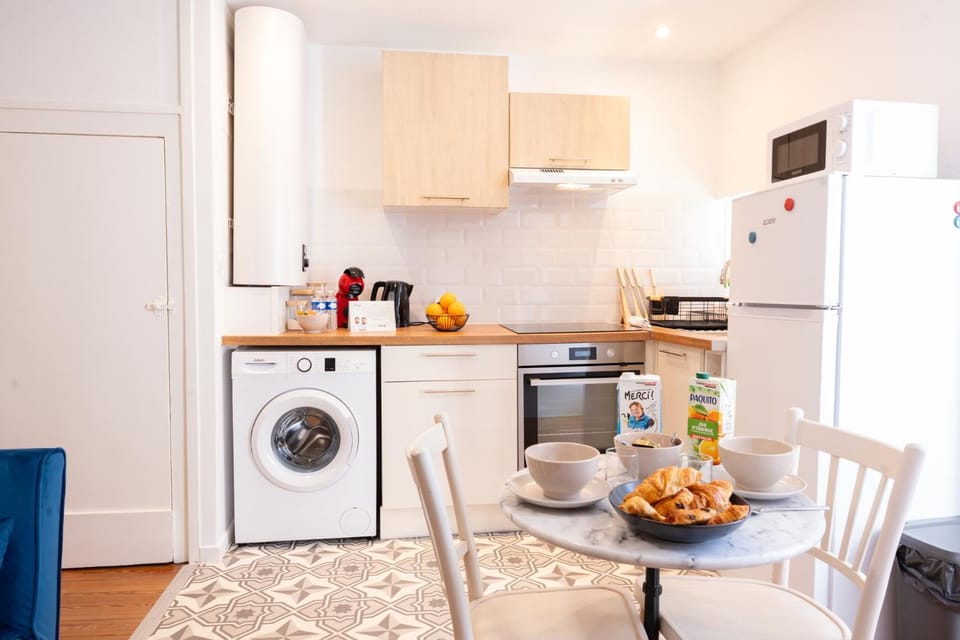 Coffee/tea facilities, Dining area, oven, stove, washing machine