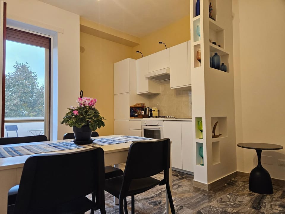 Kitchen or kitchenette, Dining area, stove