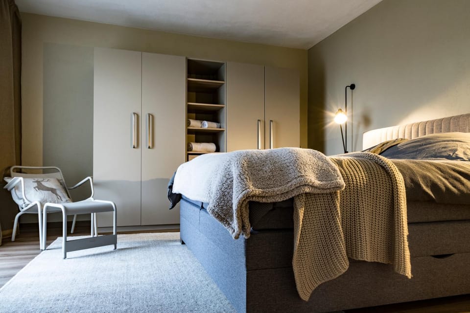 Bed, Photo of the whole room, Seating area, Bedroom, wardrobe
