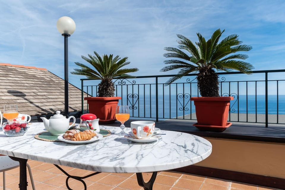 Patio, Coffee/tea facilities, View (from property/room), Balcony/Terrace, Dining area, Sea view