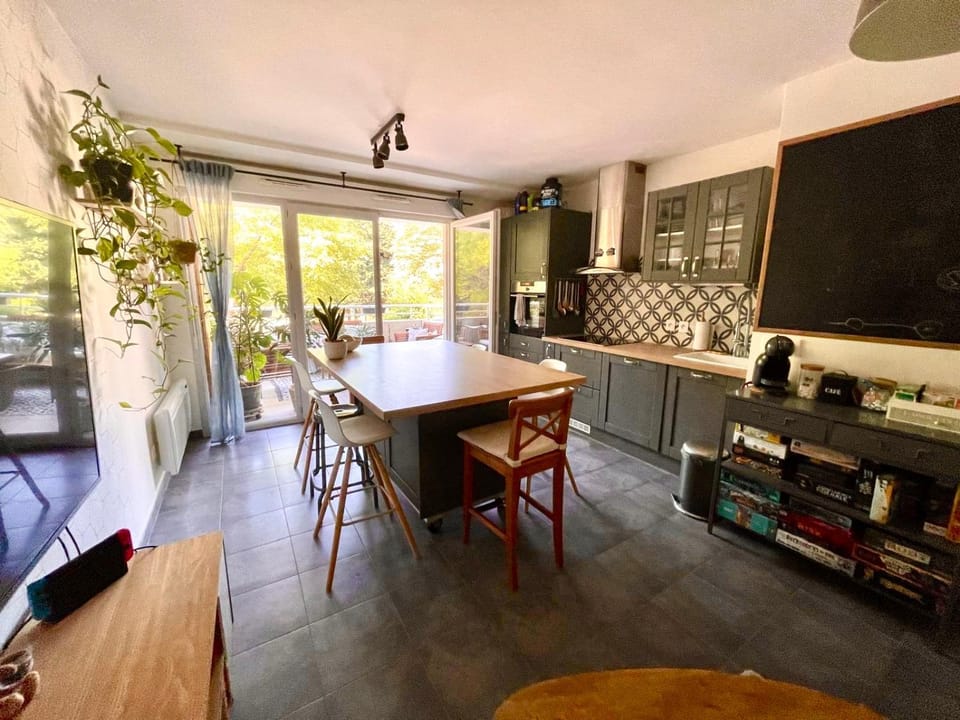 TV and multimedia, View (from property/room), Living room, Seating area, Dining area, Garden view, dishwasher, internet, oven, kitchen