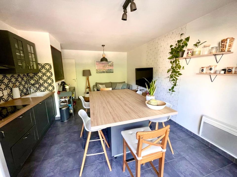 TV and multimedia, Living room, Seating area, Dining area, dishwasher, internet, oven, kitchen
