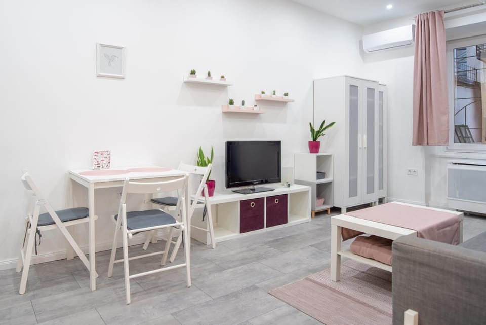 Communal lounge/ TV room, TV and multimedia, Dining area
