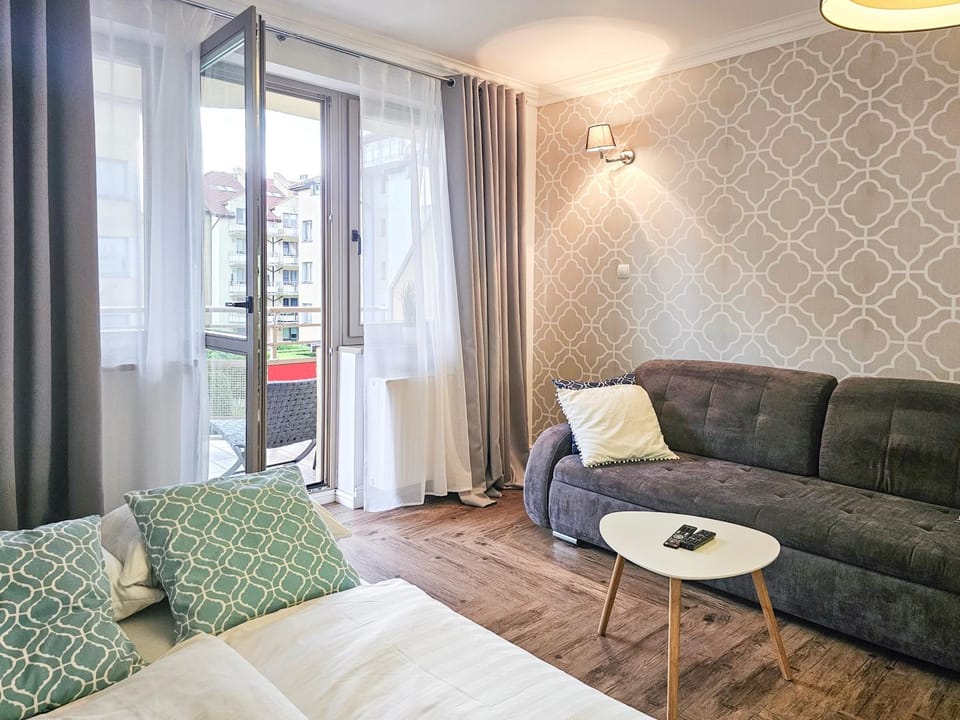 Bed, Living room, Photo of the whole room, Seating area