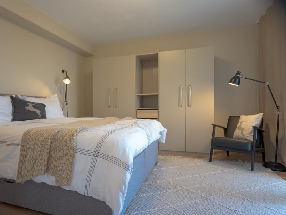 Seating area, Bedroom, wardrobe