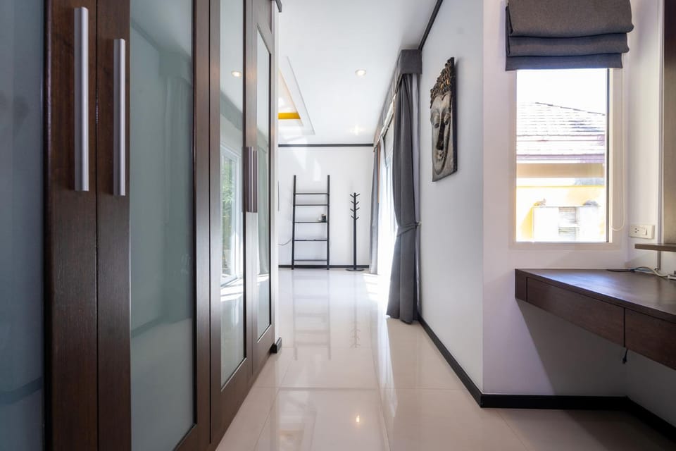 Photo of the whole room, Bedroom, wardrobe