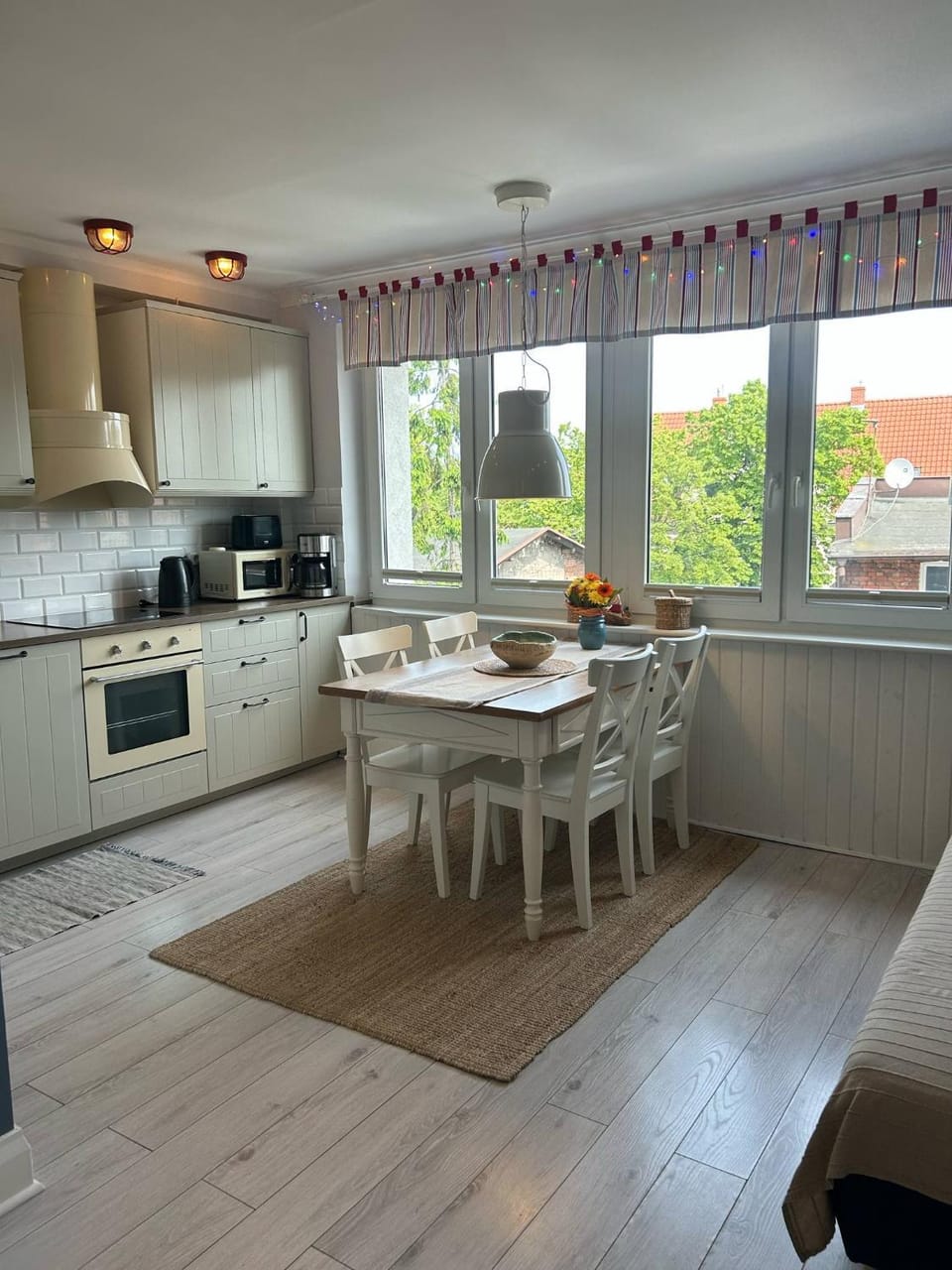 Dining area, dishwasher, pet friendly, stove, toaster