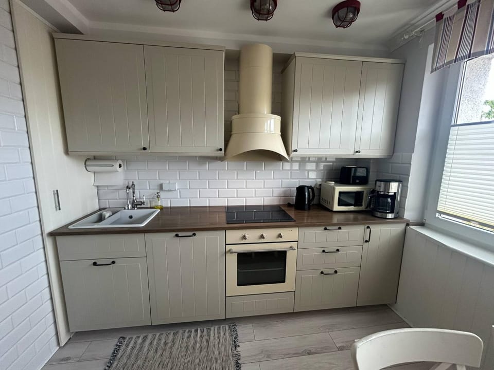 Coffee/tea facilities, Kitchen or kitchenette, dishwasher, oven, stove