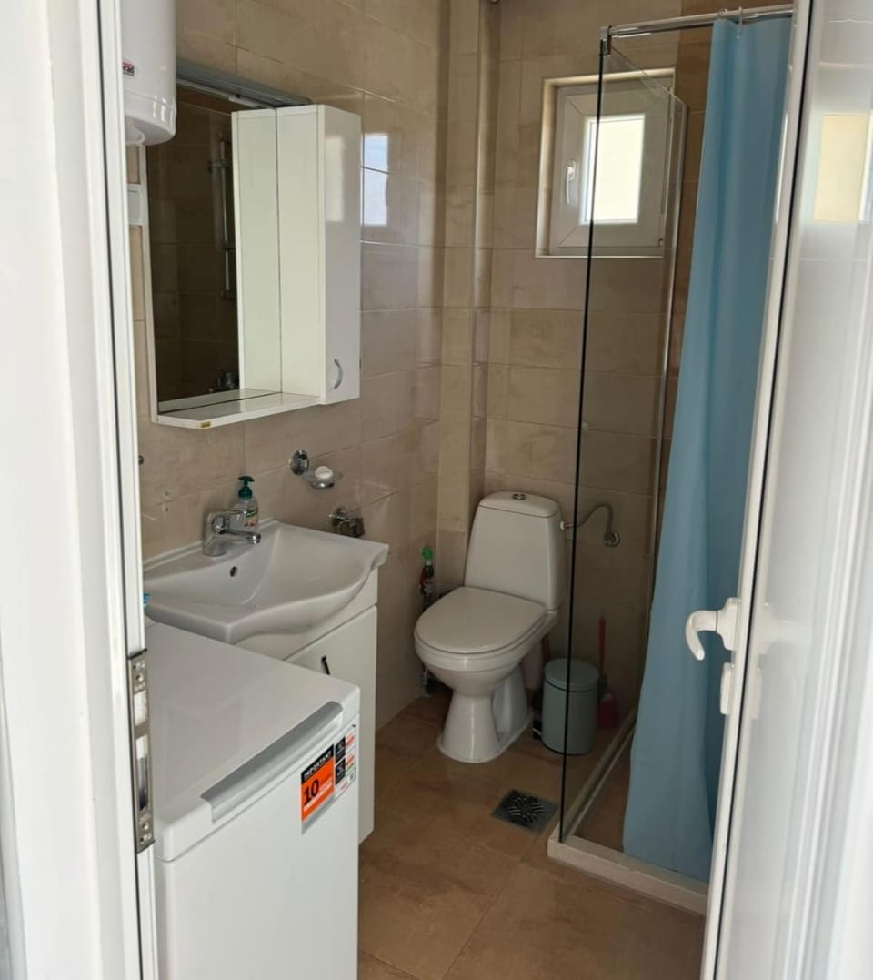 Shower, Toilet