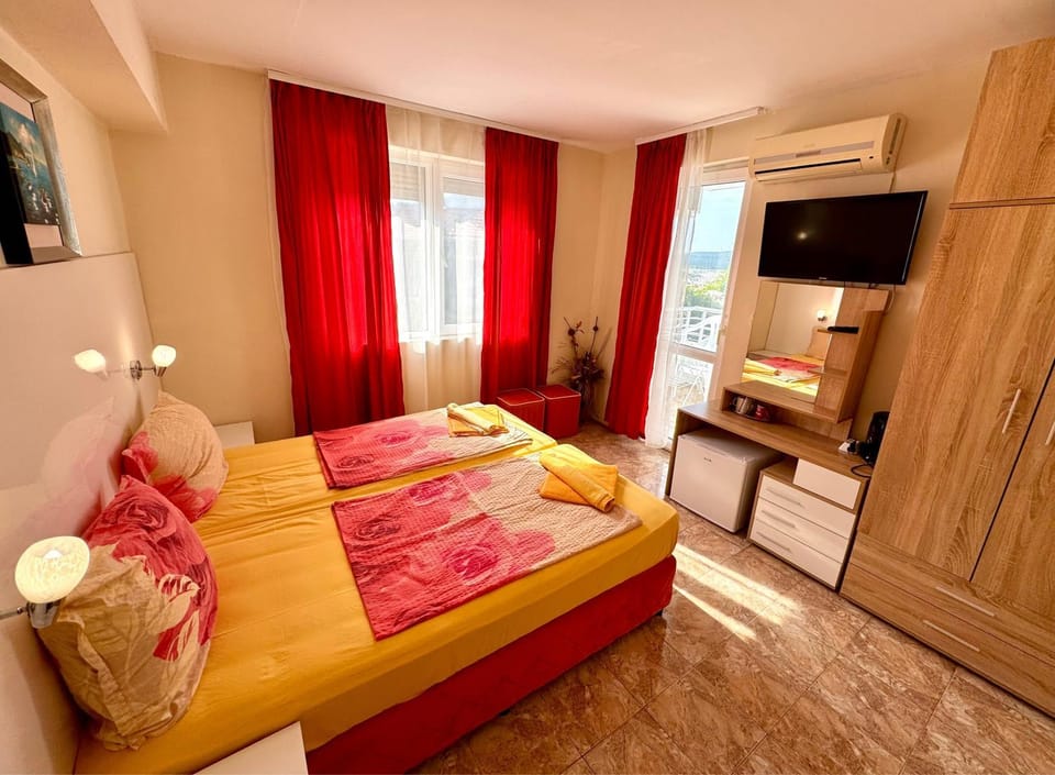 Communal lounge/ TV room, Bed, TV and multimedia, Kitchen or kitchenette, Living room, Photo of the whole room, Seating area, Evening entertainment, Bedroom, hair dresser, minibar, wardrobe, air conditioner