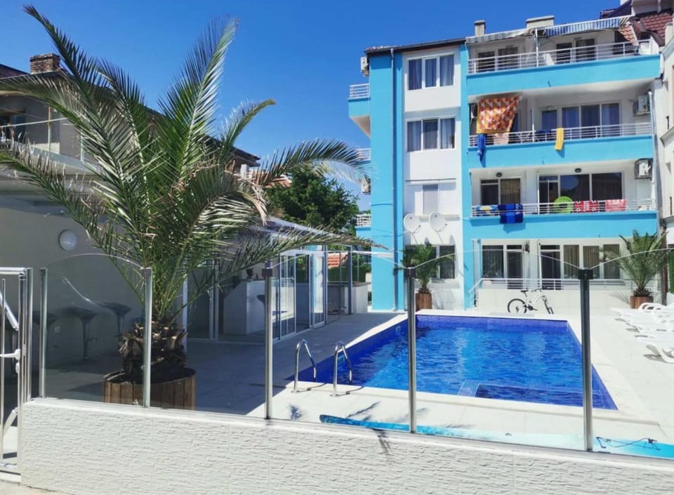 Property building, Day, Neighbourhood, Garden, Pool view, Street view, Swimming pool, sunbed