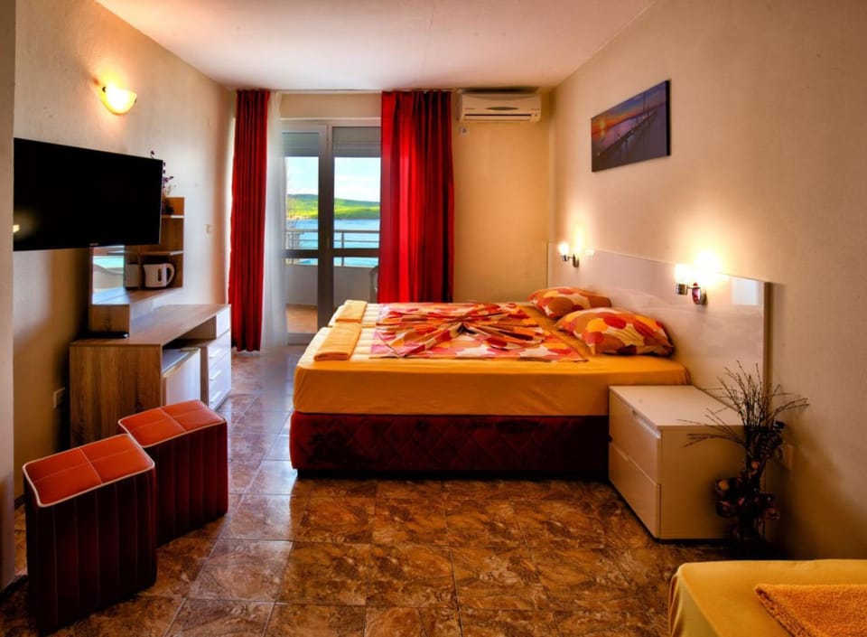 Communal lounge/ TV room, Bed, TV and multimedia, Photo of the whole room, Evening entertainment, Bedroom, towels, air conditioner