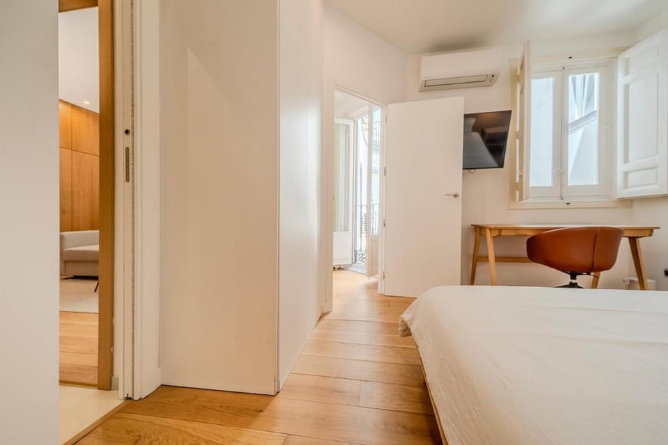 Bed, TV and multimedia, Photo of the whole room, Bedroom, wardrobe, air conditioner