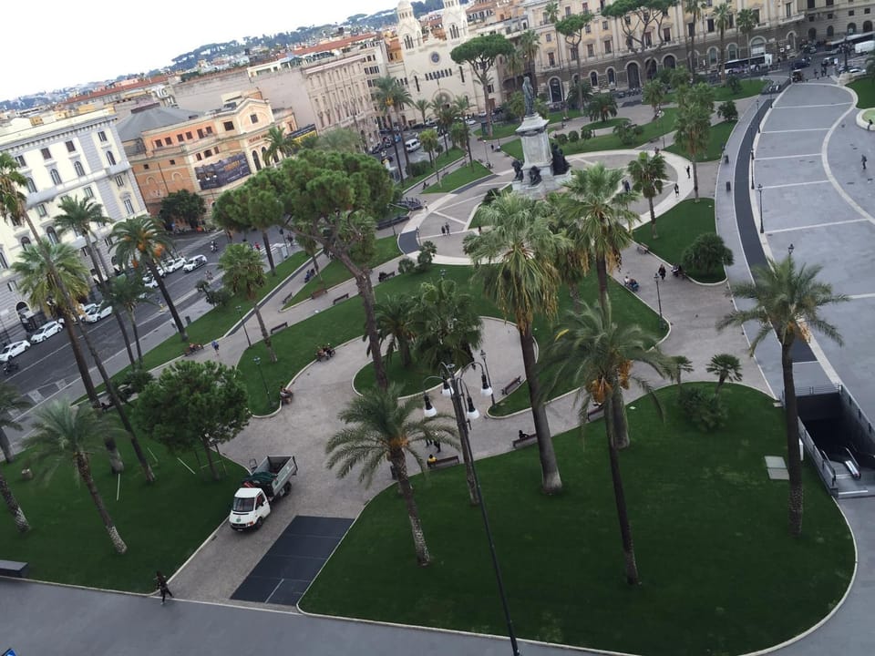 View (from property/room), Photo of the whole room, City view, Street view